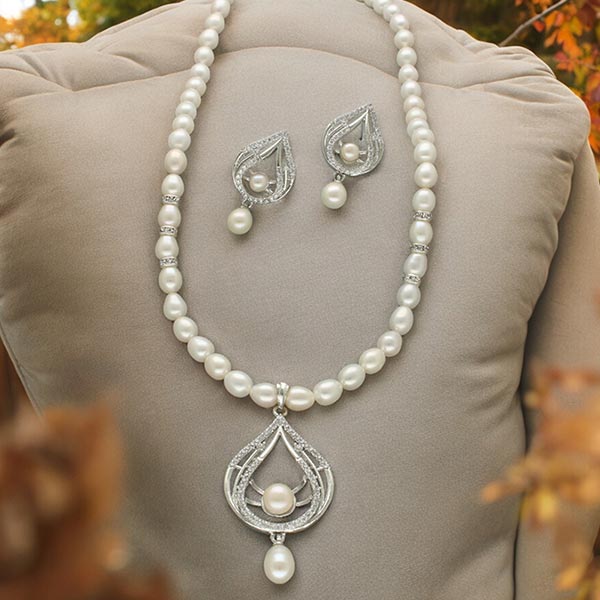 Glorious Pearl Necklace Set