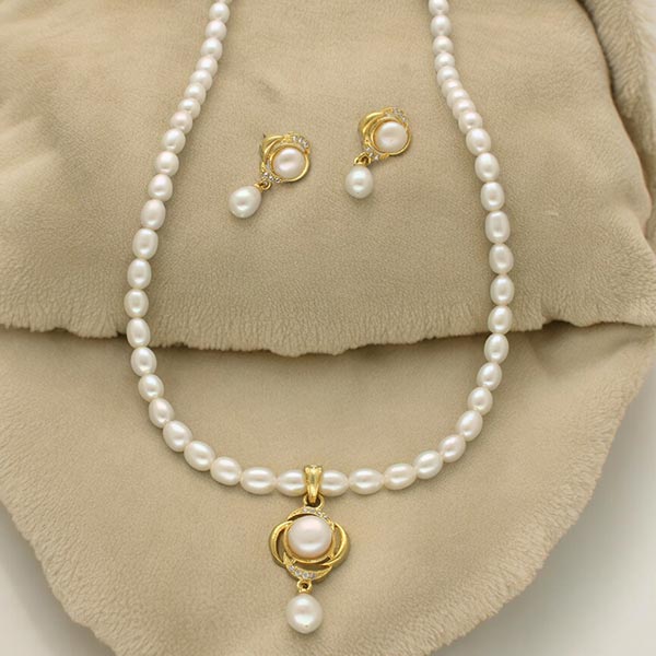 Gleaming Pearl Necklace Set